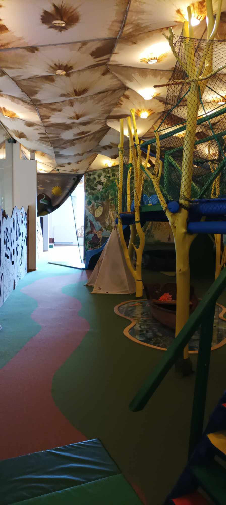Smaragdo miškas, vaikų studija, MB "Paslapčių miškas"