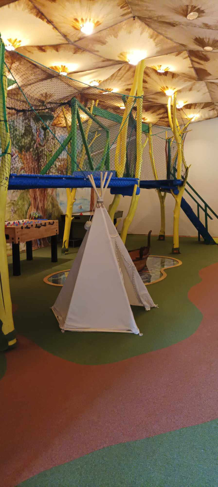 Smaragdo miškas, vaikų studija, MB "Paslapčių miškas"