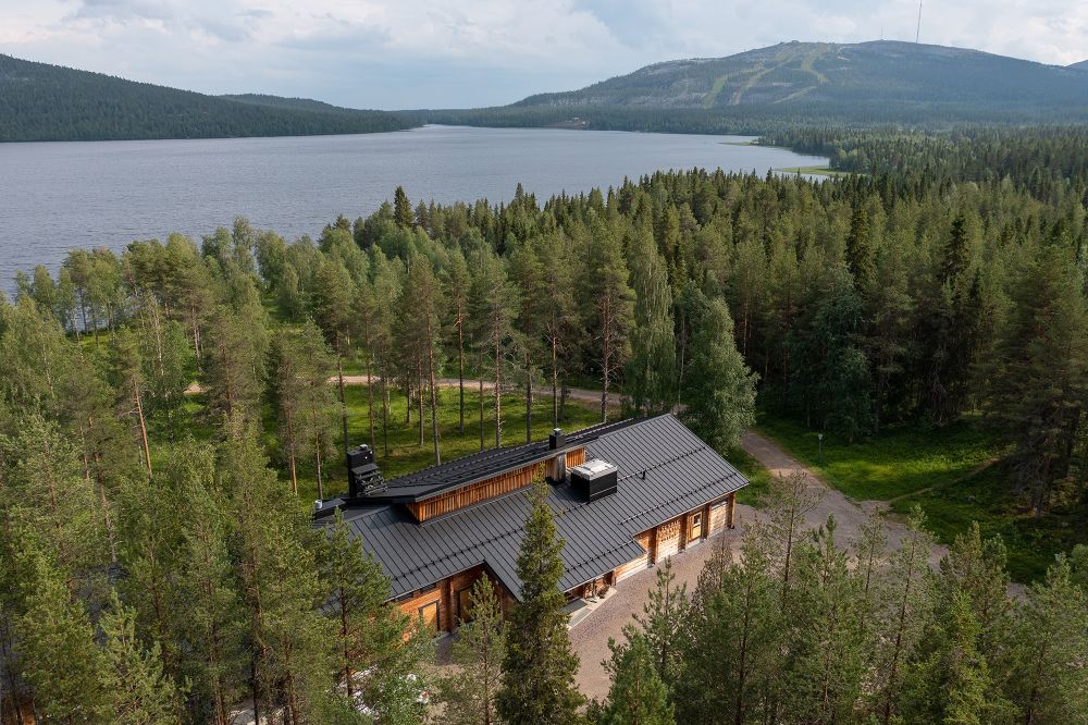 „Ruukki“ stogo danga, pagaminta iš „SSAB“ plieno be iškastinio kuro, prabangiems „Sunday Morning“ poilsio namams Laplandijoje